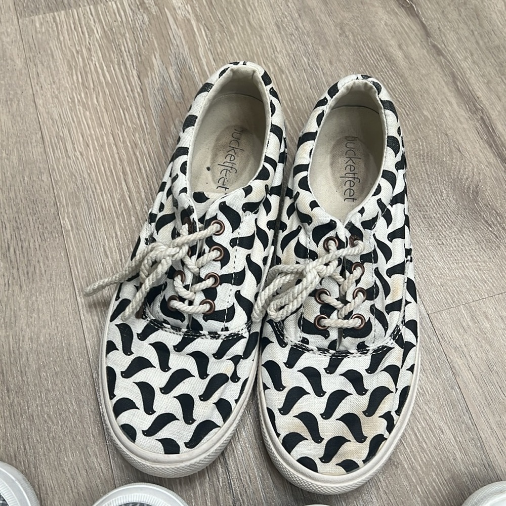 3 pairs of Shoes size 6, in good condition shoes Sperry and Bucket feet - Picture 5 of 8